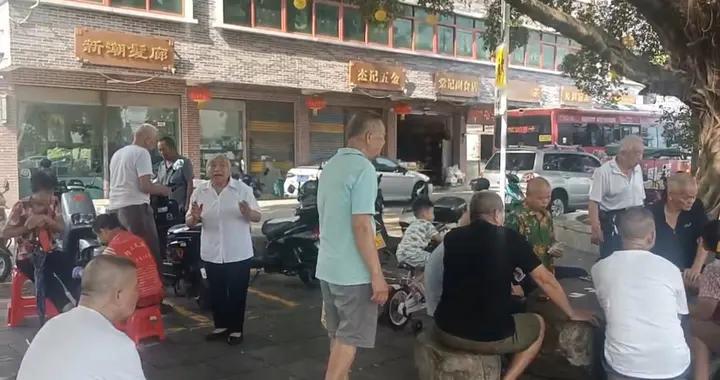 服务进公园 宣讲暖民心