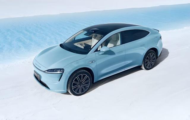 新款智界R7 EREV 续航里程为 1673 公里，预售价为24.98万起