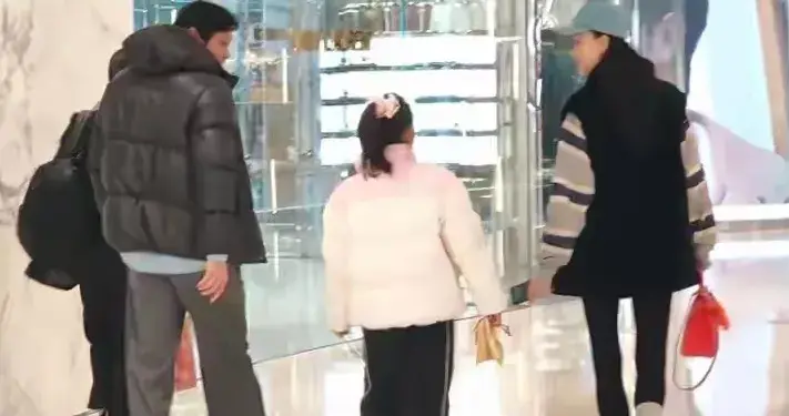 56岁范志毅与小17岁妻子像同龄人，带9岁女儿逛街穿着普通接地气