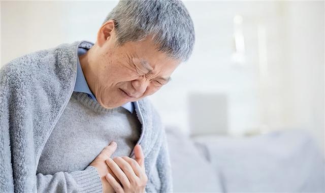 医生提醒：过了60岁，宁可在家里坐着不动，别出门做这3件事