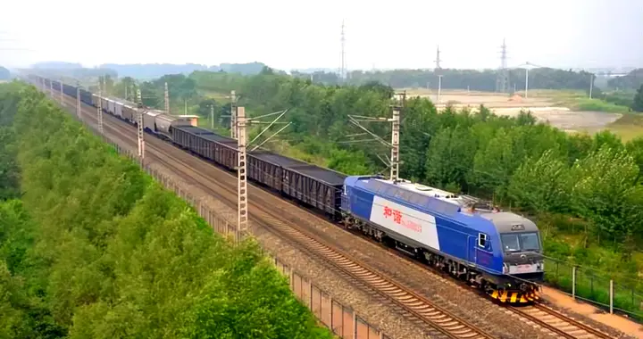 又一次领跑世界！中国重载列车玩出新高度，这项技术让欧美都眼馋