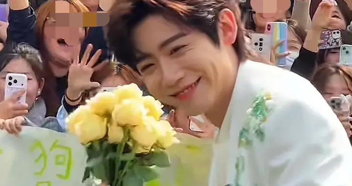 演员李卿空降清明上河园！现场粉丝围观人气火爆，因出演逐玉出圈