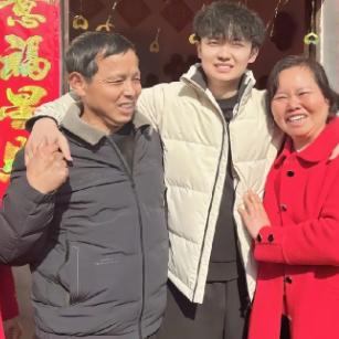 闻书识焉：找到亲生父母后，他毅然辞掉工作