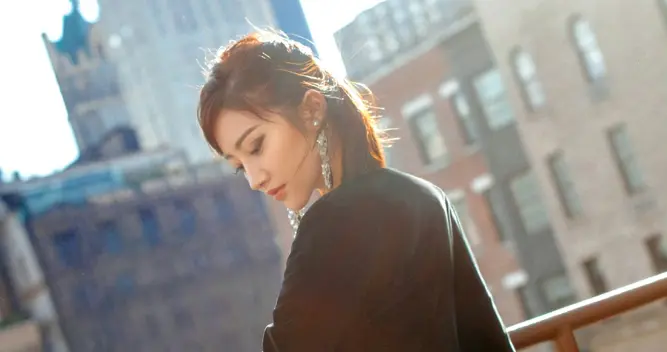 景甜把“贵气感”穿明白了！丝绒羽毛裙太适合约会了