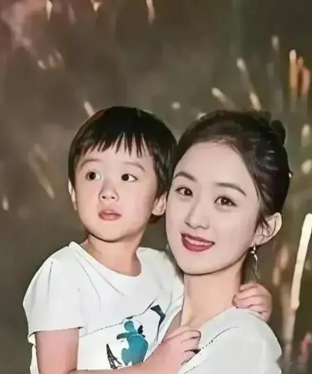 母爱满溢！赵丽颖陪儿子想想公园游玩，细节尽显温柔