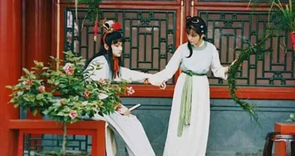 晴雯不过是失手跌坏一把扇子，宝玉为什么就那样生气要赶她出去？