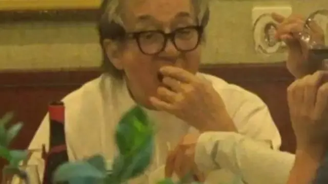 71岁成龙与友人聚餐