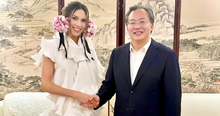 苏州市委书记会见谷爱凌， 她的这身打扮引争议，网友辣评：不得体