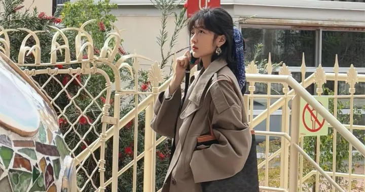 孙千巴塞罗那被偶遇，穿风衣高挑漂亮，气质太好！