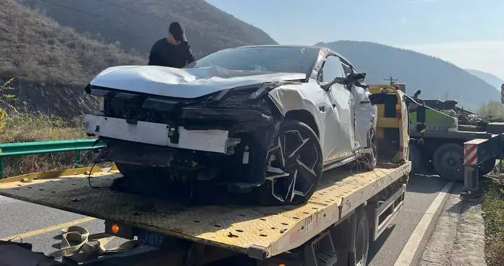 看完这场夜间坠坡事故，我明白领克07EM-P的安全有多硬核