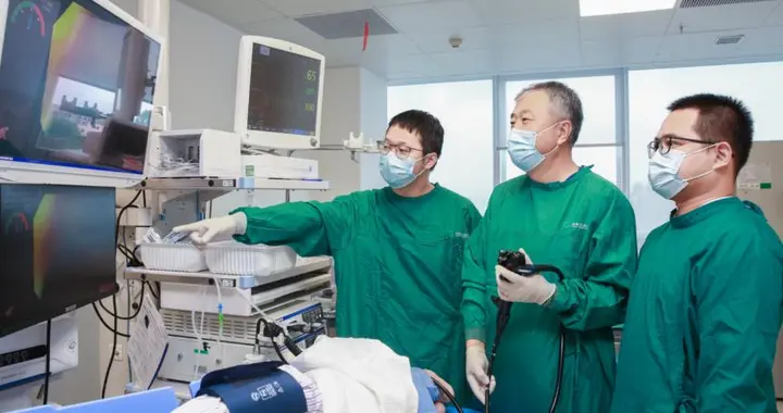 20 岁男生每天大便五六次，2 次肠镜都正常，直到换检查项目：绝症