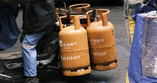 印度出现煤气罐黑市：墓地囤气引发争议，供应焦虑蔓延