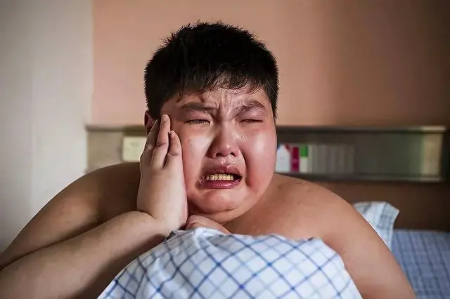 江西14岁男孩重达300斤，一顿能吃8碗饭，离世前痛哭：我要减肥