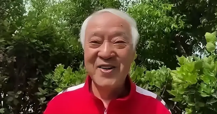 因“裸捐”散尽家财，58岁妻离子散，晚年独自生活的牛群后悔了吗