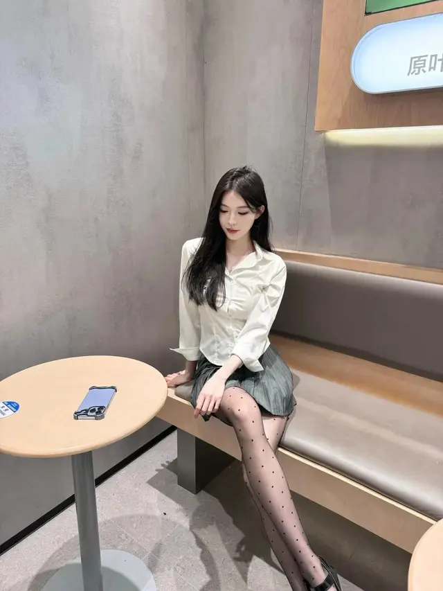 “白衬衣+百褶裙+波点薄丝”，通勤约会两不误的精致穿搭