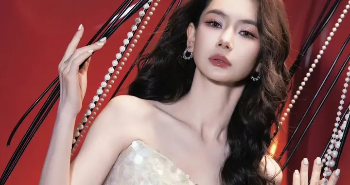 戚薇银色抹胸连衣裙，珠链萦身映绸缎，白裙曳地耀流光