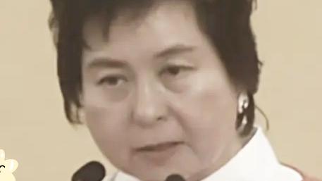 暖阳照草地：赌王女儿何超蕸离世，为啥没多