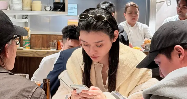 奚梦瑶与朋友小饭馆吃饭，皮肤超好，素颜也很美！