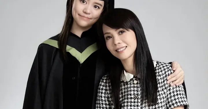 刘銮雄23岁女儿晒母女照，自认长得像爸，在读硕士吕丽君教女有方