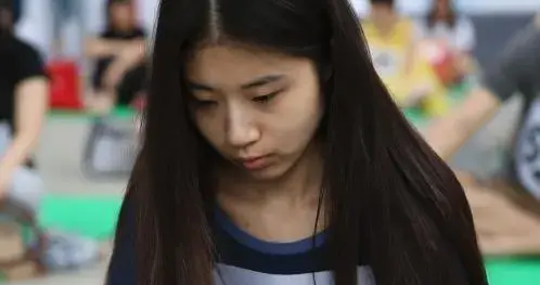 静坐6小时夺冠！24岁女生当场落泪：成年人的崩溃，从“不敢发呆