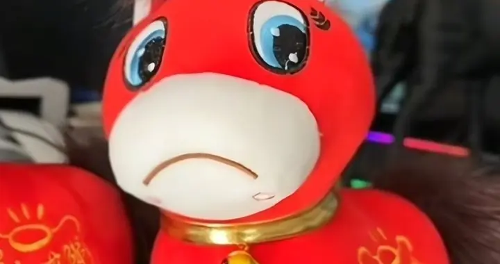 央视点赞！工人缝出错版玩偶，义乌“哭哭马”爆火，扣钱秒变涨薪