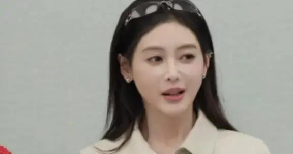 张天爱直播大变样引热议！自嘲认不出自己，8年过去她活成了这样