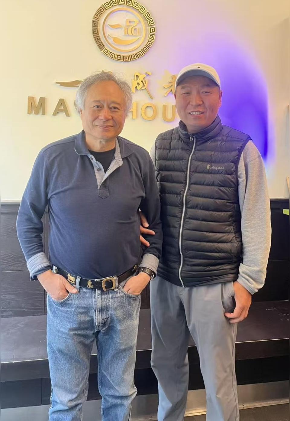 71岁李安导演现身美国纽约一家中餐馆吃川菜，他不摆大牌架子，和老板一起...