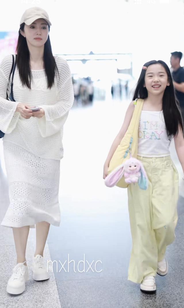 董璇带女儿小酒窝现身机场，像女儿的小助理，女儿被赞明媚大方