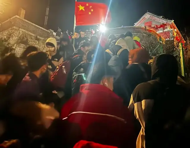 泰山五一爆满！游客挤到“走不动道”，凌晨3点起床竟成常态？