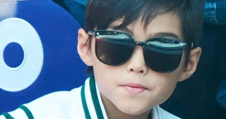 周杰伦8岁儿子正脸照曝光，像爸又像妈，被评：缩小版周董！