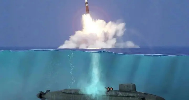 俄实射新型潜射导弹，300公里外精准命中目标，传递的信号不简单