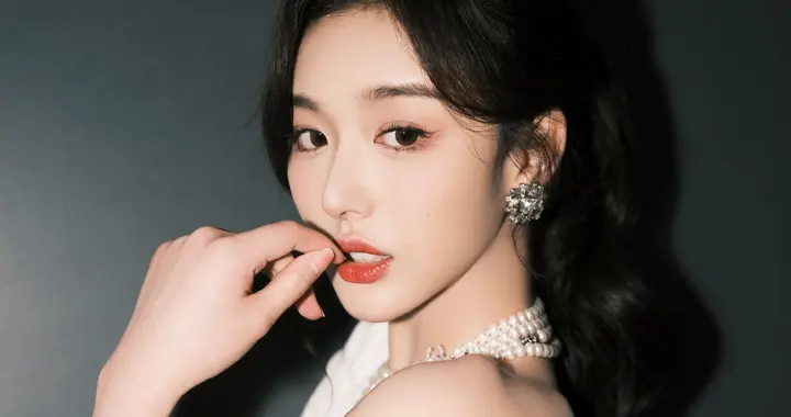 孔雪儿黑丝白袜穿搭