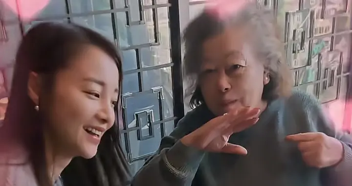 章龄之约公婆吃饭，她送婆婆首饰盒和戒指，陈龙妈妈笑得合不拢嘴