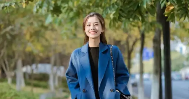 女人不管穿啥，尽量选择这3种颜色，显白显年轻，有高级感又洋气