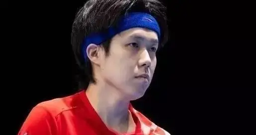 恨铁不成钢！林诗栋连丢两分拖累全队，王皓瘫坐长叹彻底放弃临场