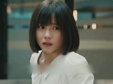 纵身一跃抱住轻生女孩，这一幕看哭无数人