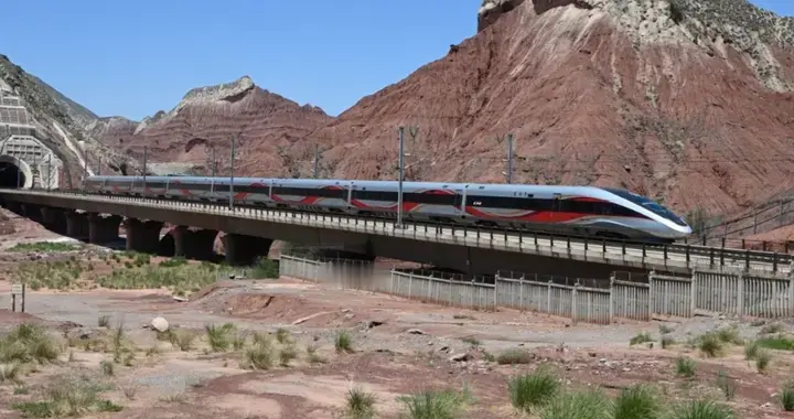 暴走模式，这两年国内高铁突然爆发