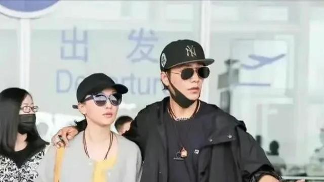 夜樱小录：47岁陈坤和48岁周迅机场照