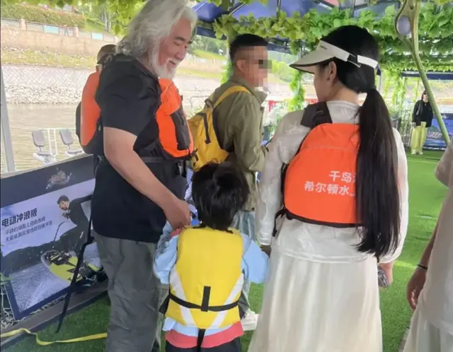 74岁张纪中陪妻子游千岛湖，上船费劲要人搀扶，和儿女像爷孙
