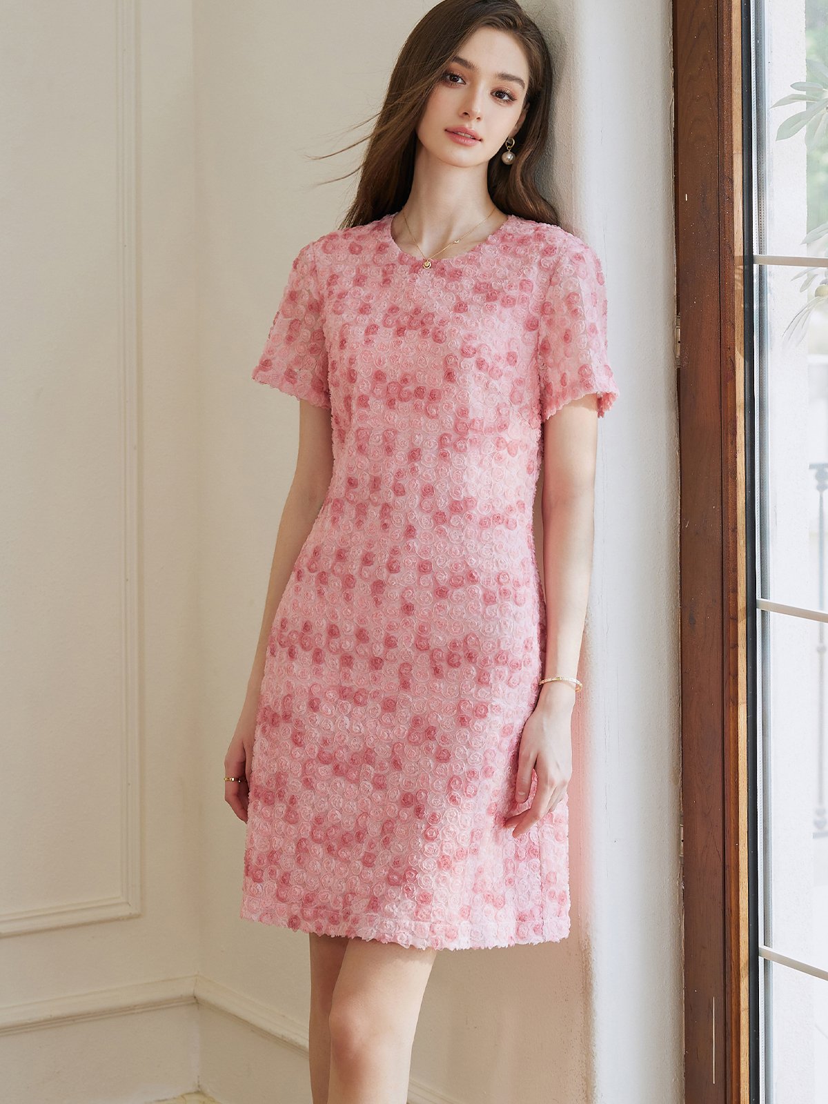 粉色的裙身，带出淑女淑女的气息。