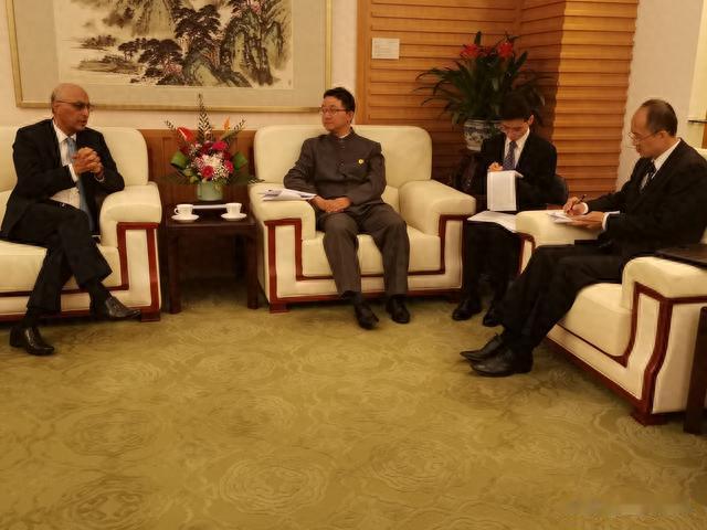 外交部亚洲司司长刘劲松会见巴基斯坦驻华大使哈克