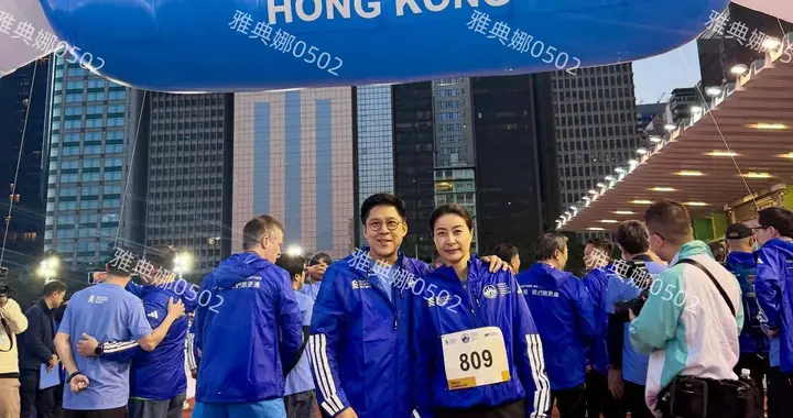 郭晶晶霍启刚夫妇现身香港马拉松，瘦下来的霍启刚颜值提升了不少