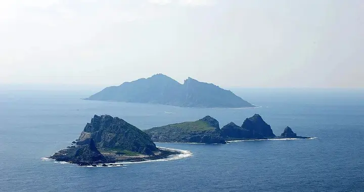 钓鱼岛又交锋，不等日本登岛，中国先出手，海警船搭载机关炮出动