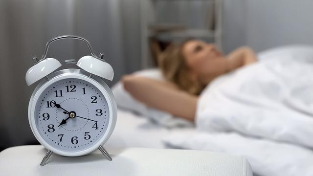睡得早死得越早？几点睡觉最健康？早睡早起一定好吗？一文说清