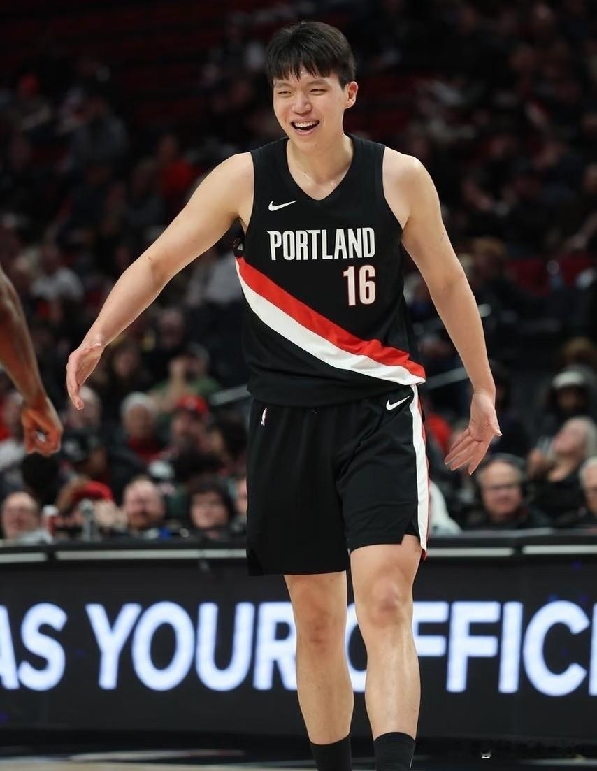 新赛季NBA季前赛正在激战，中国新星杨瀚森代表开拓者出战的表现惊艳全场...