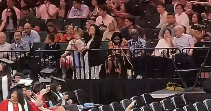 排面拉满！林俊杰惊喜现身七七毕业典礼，网友直呼羡慕哭
