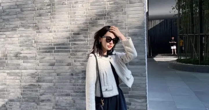 今年流行一种穿搭叫“小香风+长裙”！适合30~55岁女人，优雅高级