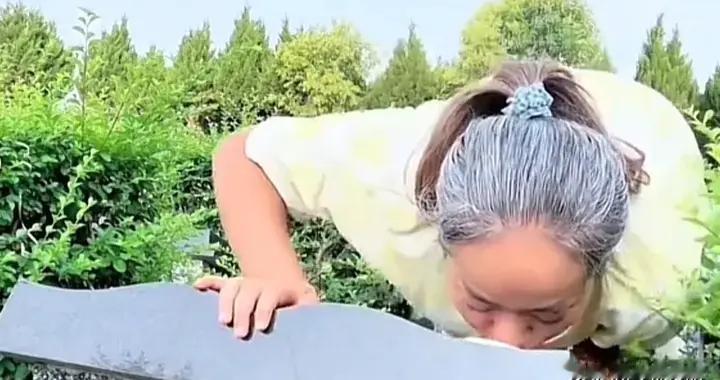 34岁满头白发妈妈连续两年去墓地看望宝宝，评论区一网友却被骂惨