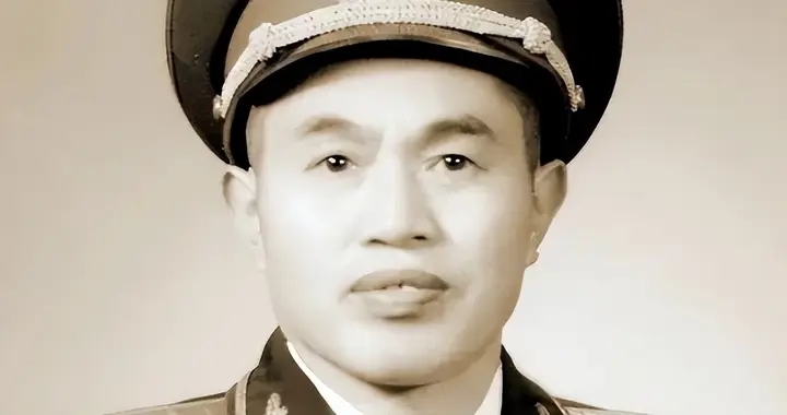 50年代，24军军长捡到一个女婴，夫人：正好给咱们小牛当媳妇