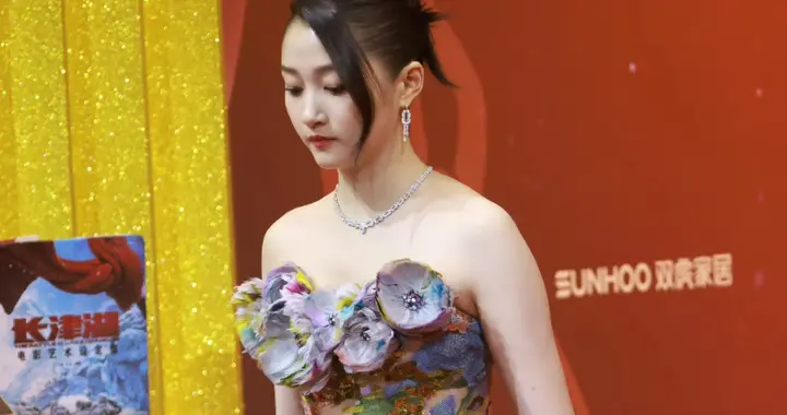 炸裂！关晓彤生图腿长逆天，这比例是“人类”能拥有的？